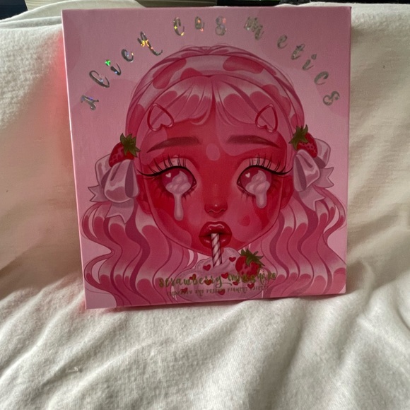 Alien Cosmetics Strawberry Milkshake Eye Palette - Picture 5 of 5